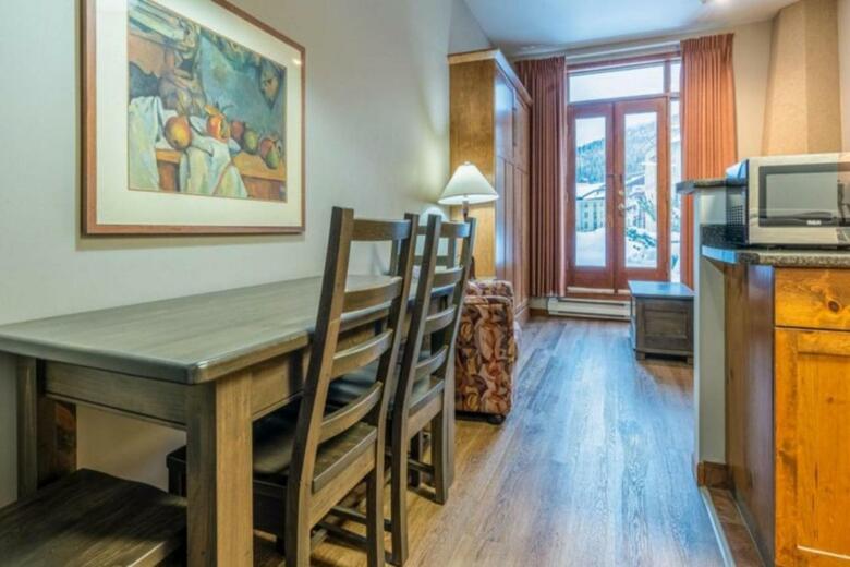 Nancy Greene's Cahilty Lodge - Hotel Room