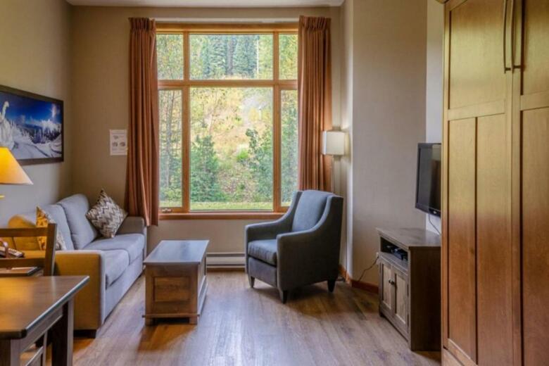 Nancy Greene's Cahilty Lodge - Hotel Room
