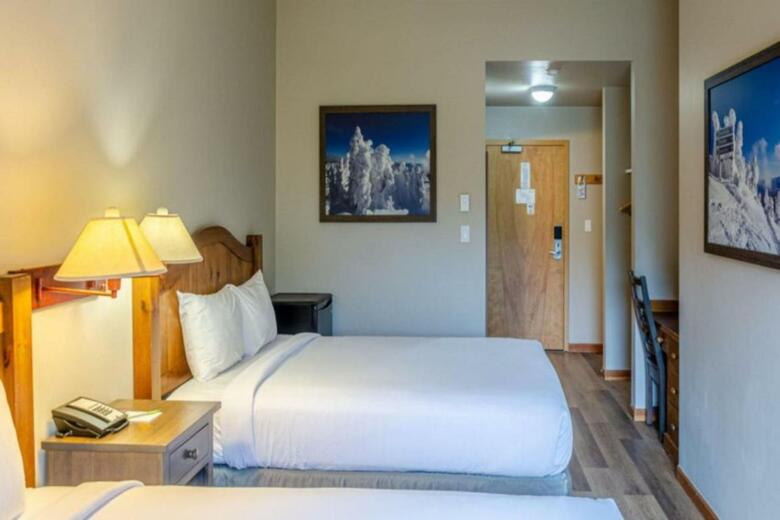 Nancy Greene's Cahilty Lodge - Hotel Room