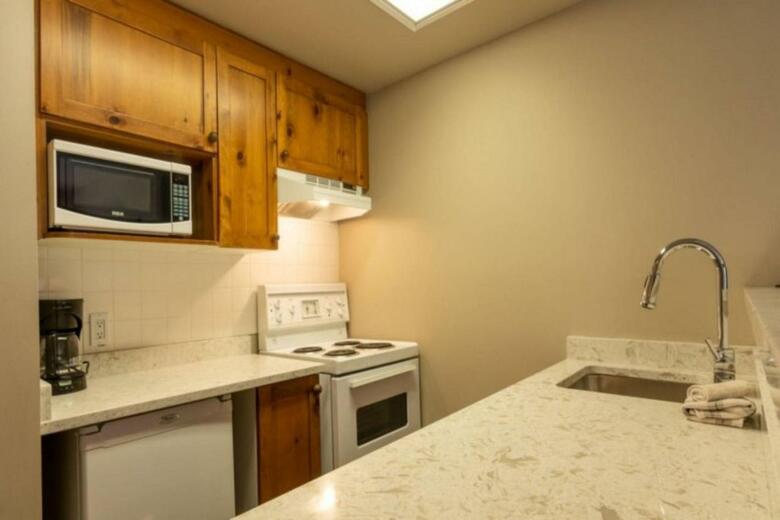 Nancy Greene's Cahilty Lodge - Hotel Room