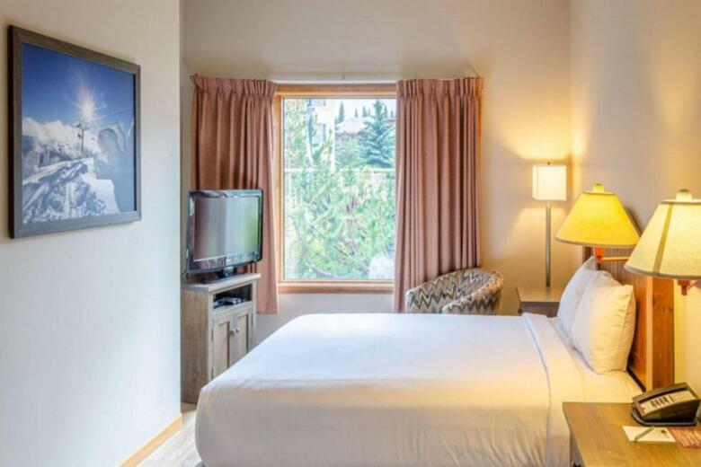 Nancy Greene's Cahilty Lodge - Hotel Room
