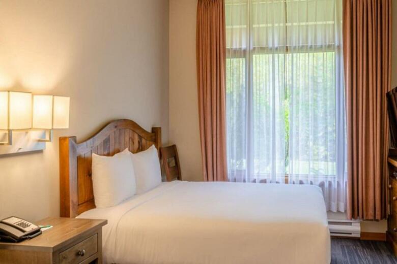 Nancy Greene's Cahilty Lodge - Hotel Room