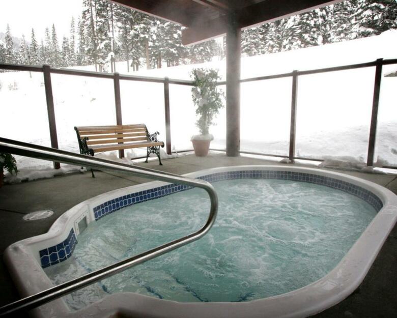 Nancy Greene's Cahilty Lodge - Hotel Room