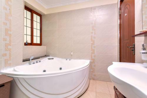 Apartamento Lovely Four Bedroom With A Pool