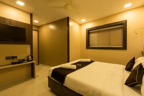 Hostal Golden Crown Airport Hotel