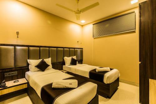 Hostal Golden Crown Airport Hotel