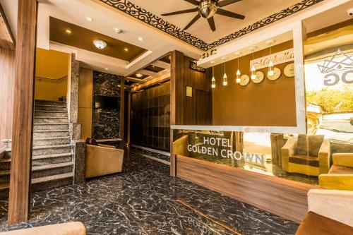 Hostal Golden Crown Airport Hotel