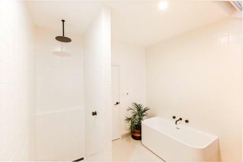 Space+light Lounge By Pool Walk To Town Beach