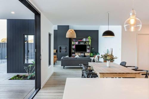 Space+light Lounge By Pool Walk To Town Beach