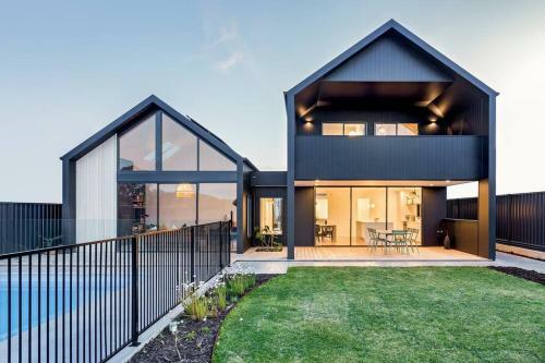 Space+light Lounge By Pool Walk To Town Beach