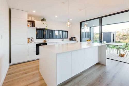 Space+light Lounge By Pool Walk To Town Beach