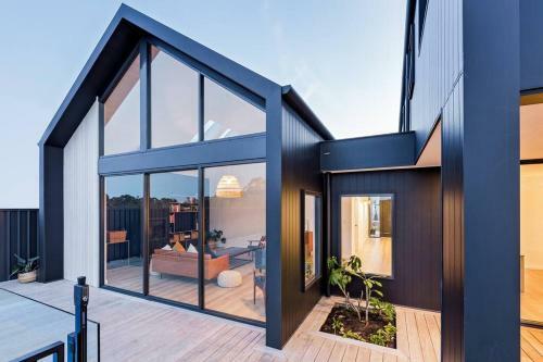 Space+light Lounge By Pool Walk To Town Beach