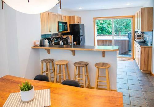 Cozy Mountain Retreat W/ Private Hot Tub