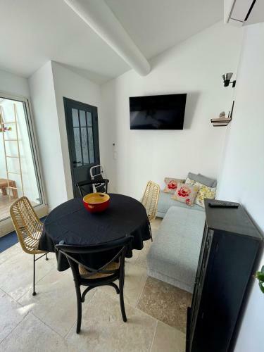 La Petite Terrasse Pr�s Des Ar�nes