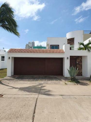 La Casa De La Playa Cerritos