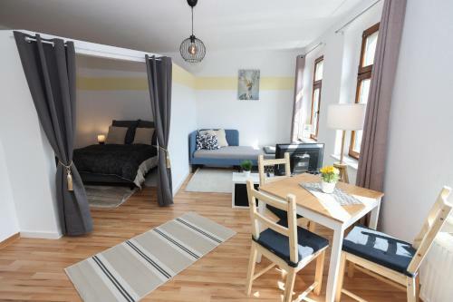Full House Studios - Little Mill Apartment - Ntflx + Wifi