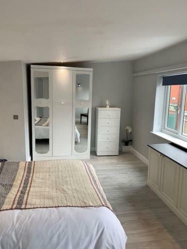 Large 1 Bedroom Apartment Chester, Hoole Sleeps 4.