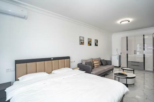 Locals Apartment House 13
