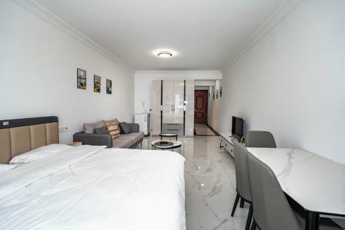 Locals Apartment House 13