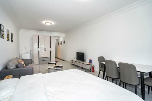 Locals Apartment House 13