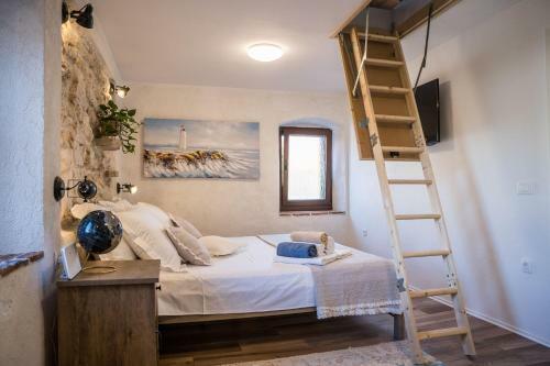 Roman Style Stone Villa Lux Solis