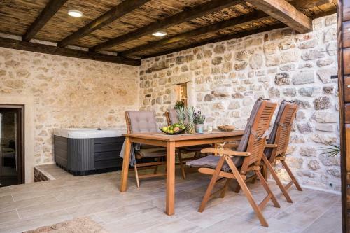 Roman Style Stone Villa Lux Solis