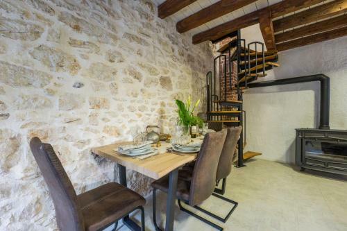 Roman Style Stone Villa Lux Solis