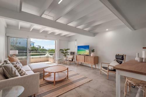 Ocean Views - Sunshine Beach Townhouse & Pool