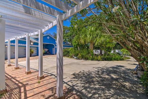 Riverfront Villa With Hot Tub And Fire Pit Access