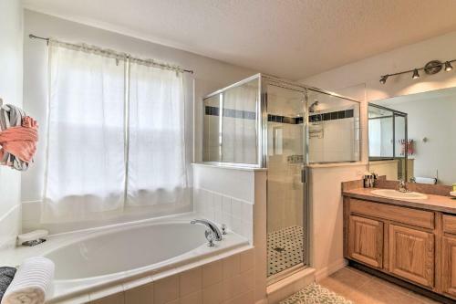 Family Home With Private Pool, 9 Mi To Disney!