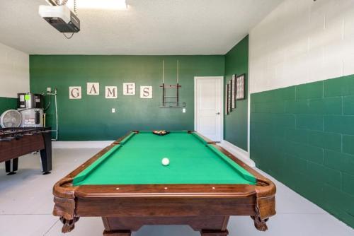 Instant Gratification - 8 Bdm Villa In Gated Comm, Villa