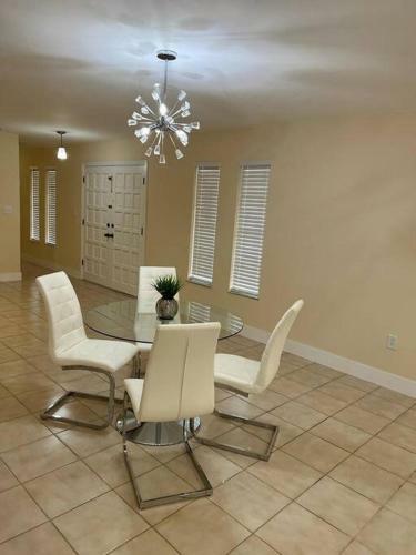 Nice Modern Homenear Aiport, Winwood & Downtown
