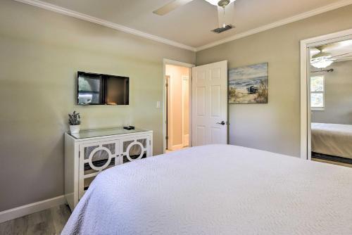 Sun-dappled Abode Less Than 2 Mi To Dtwn Sarasota!