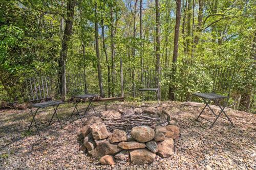 Peaceful Hiawassee Cabin With Wraparound Deck!