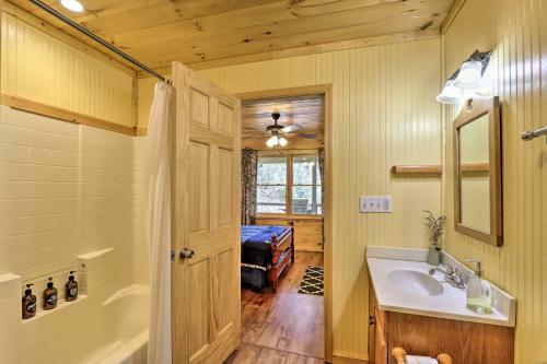 Peaceful Ellijay Cabin With Grill And Mtn Views!