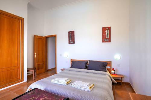 Casa Fonte Santa Com Dois Quartos, Piscina E Estacionamento