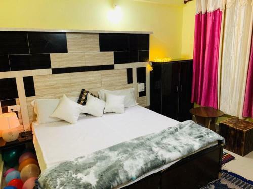 Naddi Home Stay Dhauladhar View