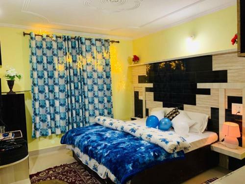 Naddi Home Stay Dhauladhar View