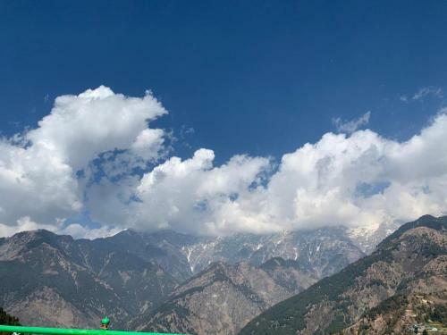 Naddi Home Stay Dhauladhar View