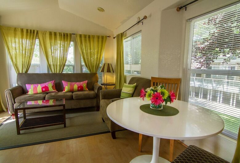 Lodge Arden Acres Executive Suites & Cottages