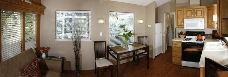 Lodge Arden Acres Executive Suites & Cottages