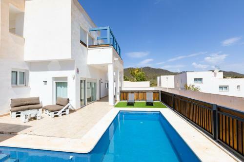 Apartamento Luminous Villa With Terraces And Salt Water Pool