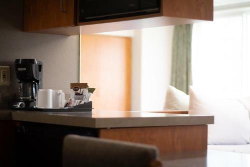 Hotel Monument Inn & Suites