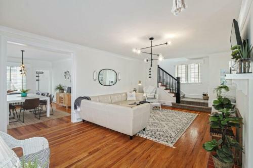 Designer Beach Home 2 Blocks To Beach W Driveway