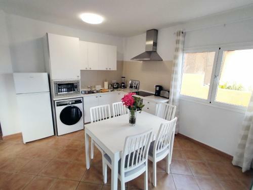 Casa G�minis, Tranquila, Ba�ada Por El Sol