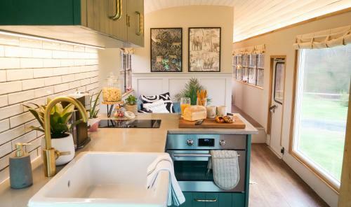 Villa Unique Lakeside Bus: Ensuite, Firepit, Fishing