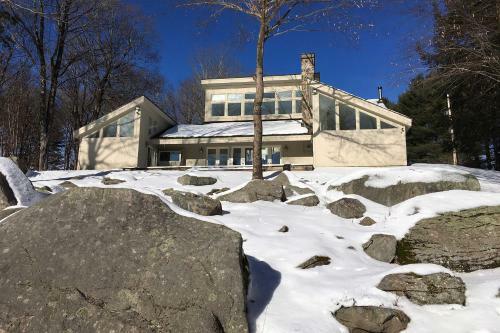 Catskill Mountains Getaway On 6 Acres With Pond