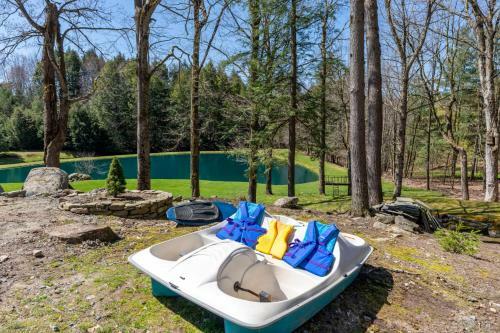 Catskill Mountains Getaway On 6 Acres With Pond