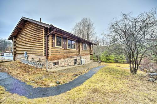 Spacious Cabin With Decks Near Saratoga Springs
