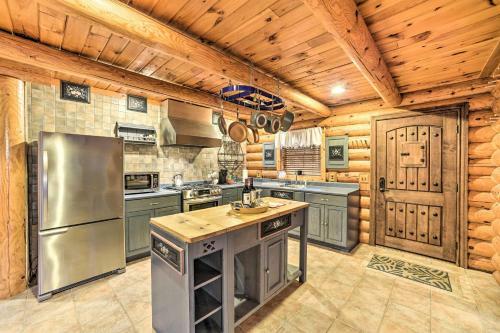 Spacious Cabin With Decks Near Saratoga Springs